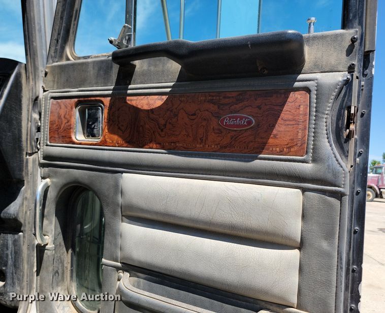 image for item NZ9987 1999 Peterbilt  379 semi truck