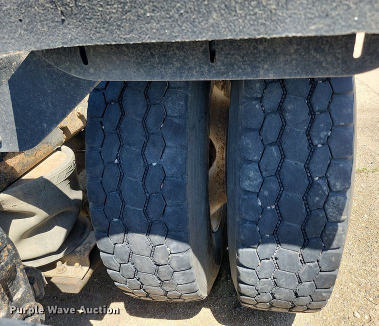 image for item NZ9987 1999 Peterbilt  379 semi truck