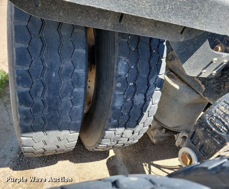 image for item NZ9987 1999 Peterbilt  379 semi truck