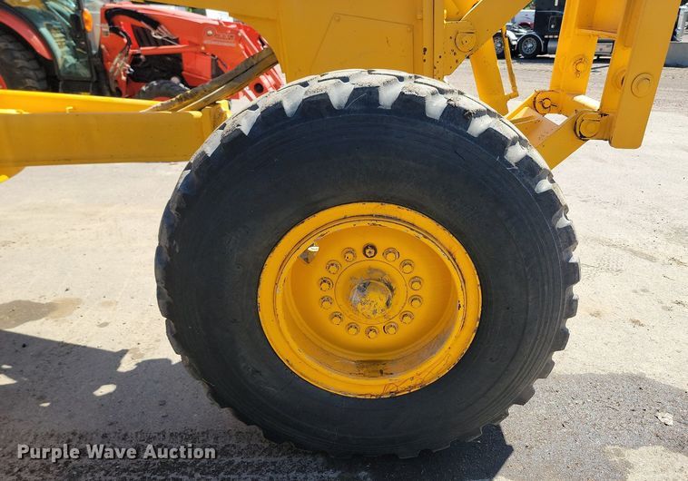 image for item OD9521 1991 John Deere 770B motor grader