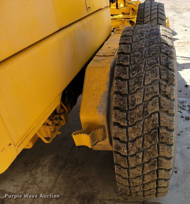 image for item OD9521 1991 John Deere 770B motor grader