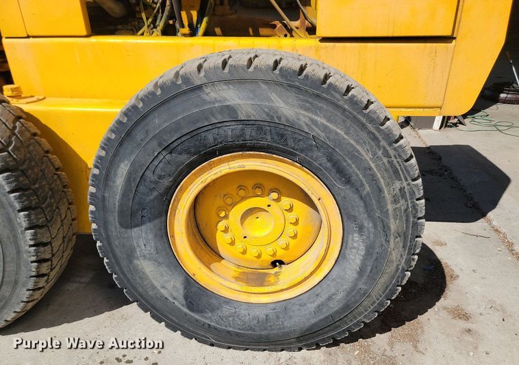 image for item OD9521 1991 John Deere 770B motor grader