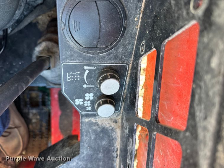 image for item OG9559 2022 Manitou 1050R skid steer loader