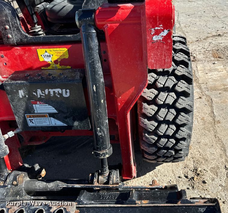 image for item OG9559 2022 Manitou 1050R skid steer loader