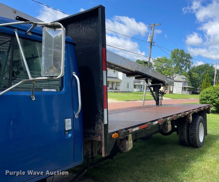 image for item OG9982 2000 International  4700 shingle conveyor truck