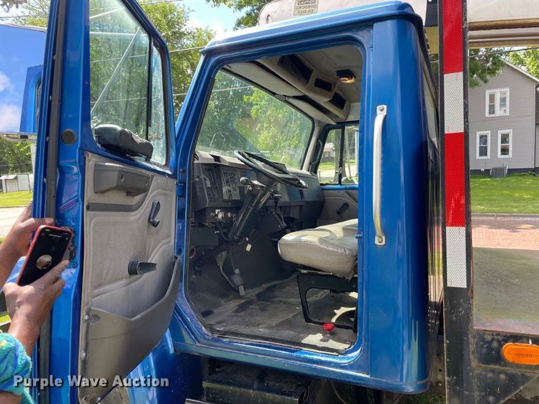 image for item OG9982 2000 International  4700 shingle conveyor truck