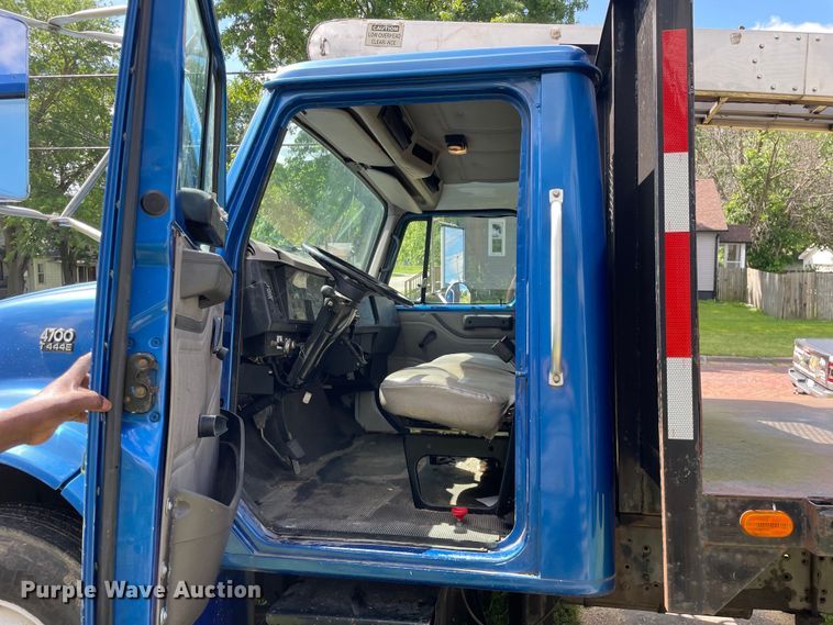 image for item OG9982 2000 International  4700 shingle conveyor truck