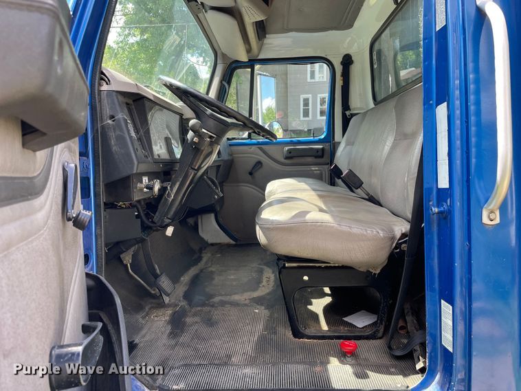 image for item OG9982 2000 International  4700 shingle conveyor truck