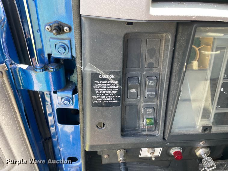 image for item OG9982 2000 International  4700 shingle conveyor truck