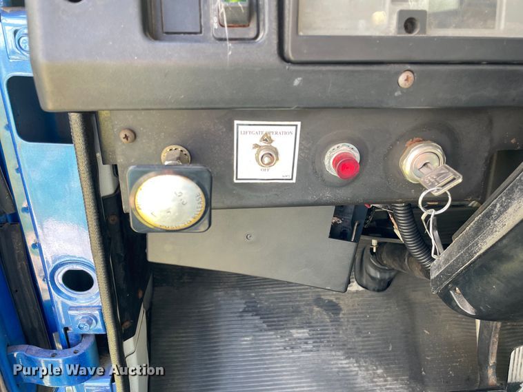 image for item OG9982 2000 International  4700 shingle conveyor truck