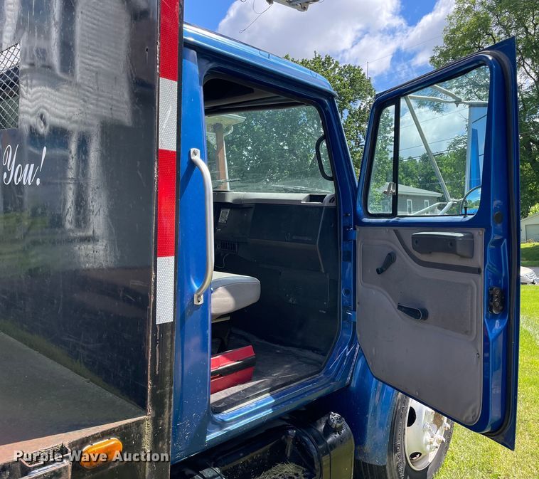 image for item OG9982 2000 International  4700 shingle conveyor truck