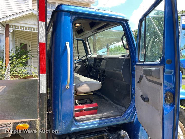 image for item OG9982 2000 International  4700 shingle conveyor truck