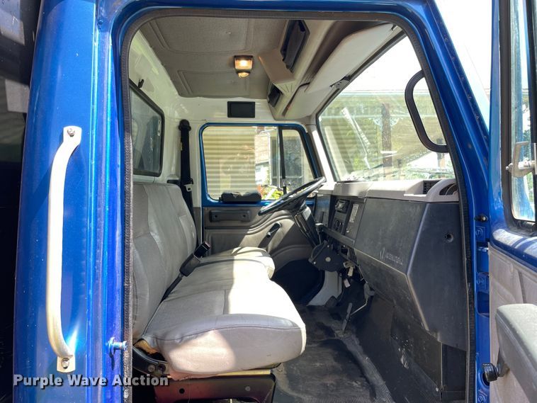 image for item OG9982 2000 International  4700 shingle conveyor truck