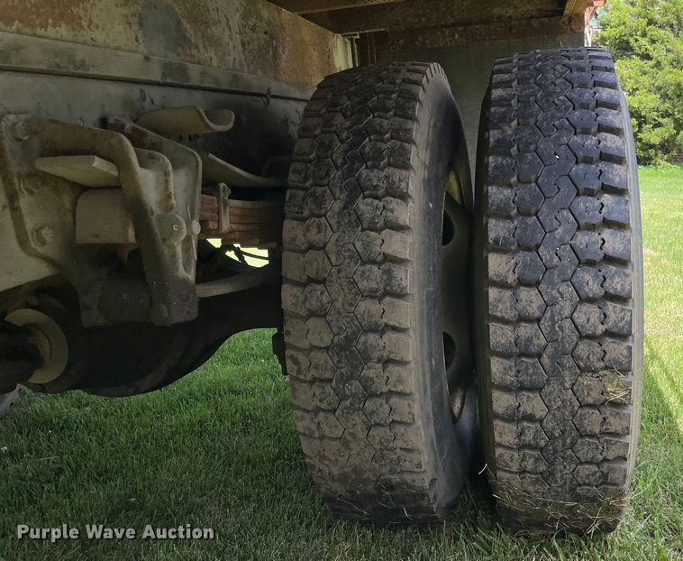 image for item OG9982 2000 International  4700 shingle conveyor truck