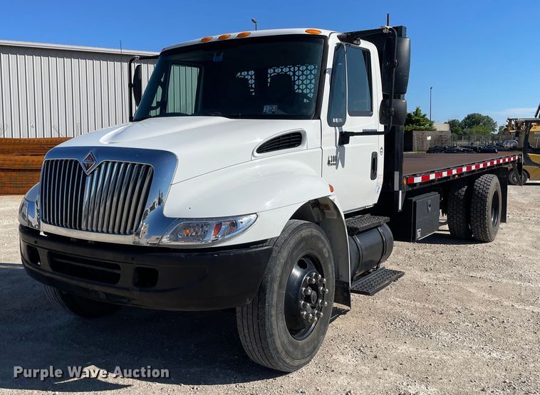 image for item OG9983 2003 International  4300 flatbed truck