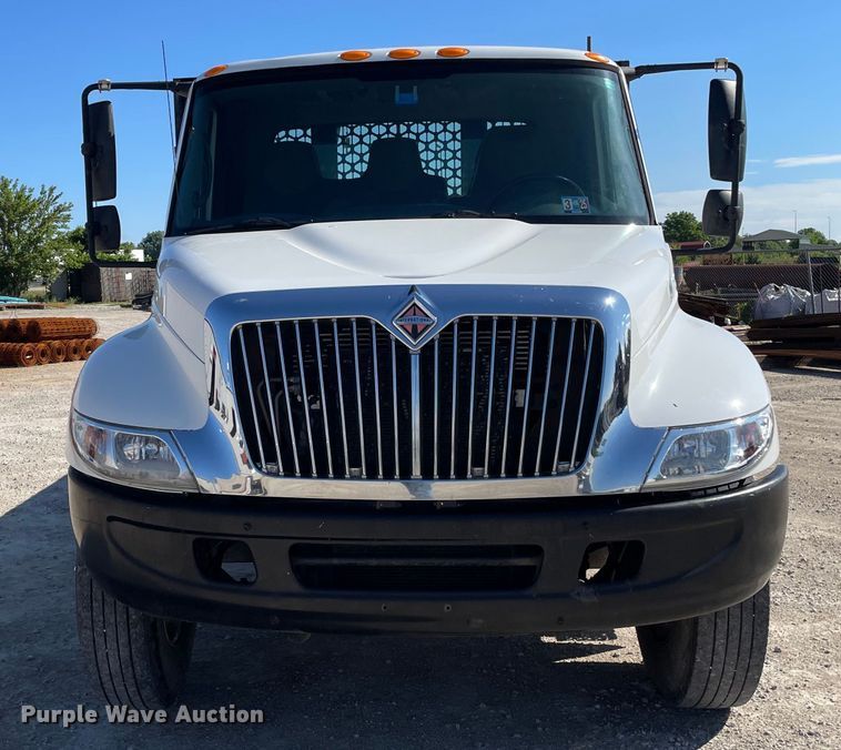 image for item OG9983 2003 International  4300 flatbed truck