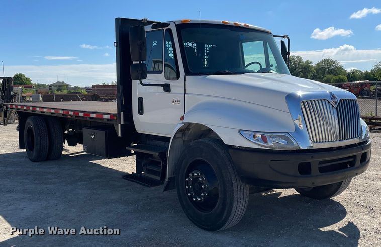 image for item OG9983 2003 International  4300 flatbed truck