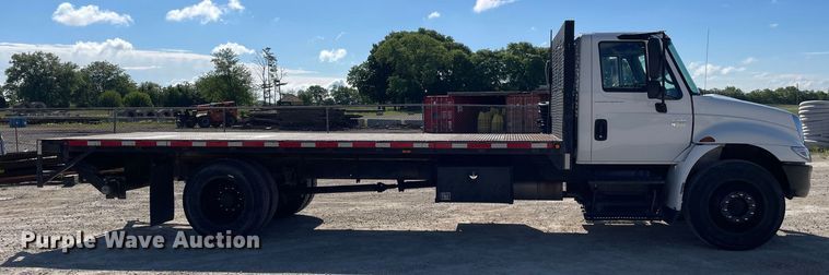 image for item OG9983 2003 International  4300 flatbed truck