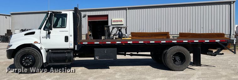 image for item OG9983 2003 International  4300 flatbed truck