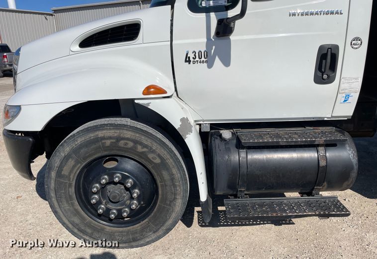 image for item OG9983 2003 International  4300 flatbed truck