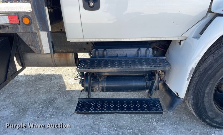 image for item OG9983 2003 International  4300 flatbed truck