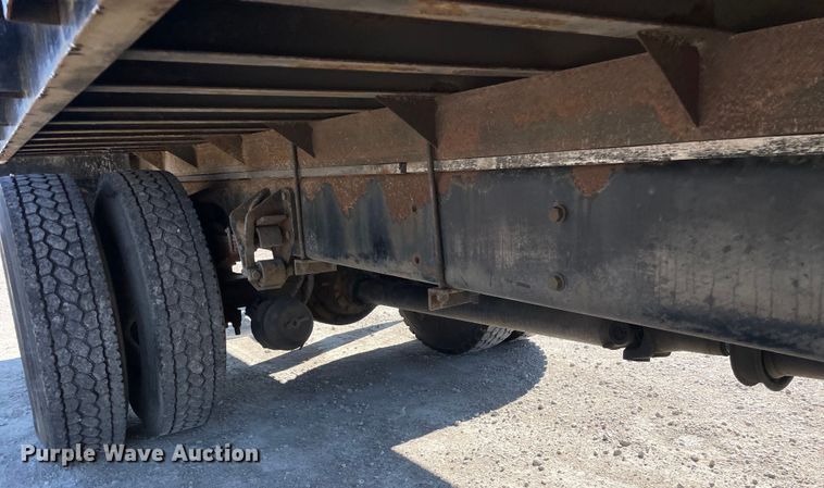 image for item OG9983 2003 International  4300 flatbed truck