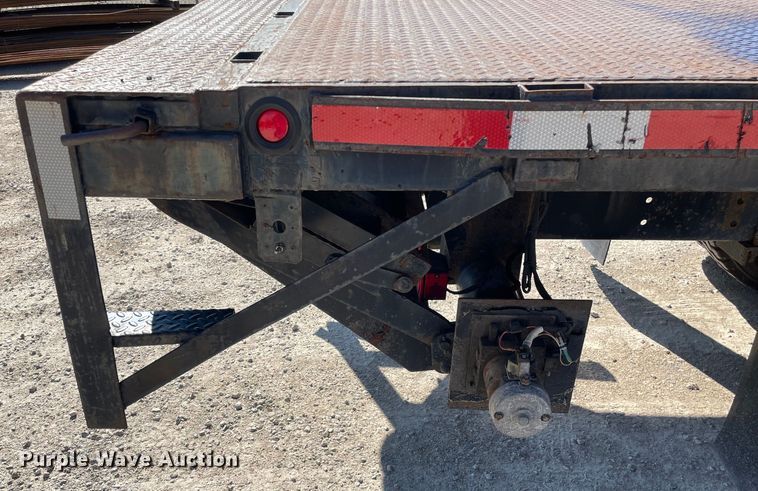 image for item OG9983 2003 International  4300 flatbed truck