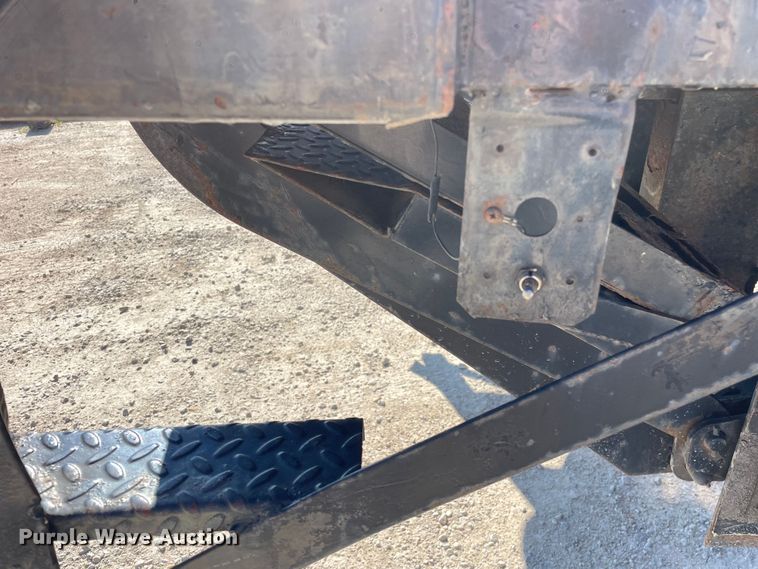 image for item OG9983 2003 International  4300 flatbed truck