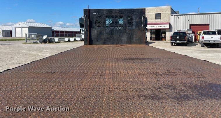 image for item OG9983 2003 International  4300 flatbed truck