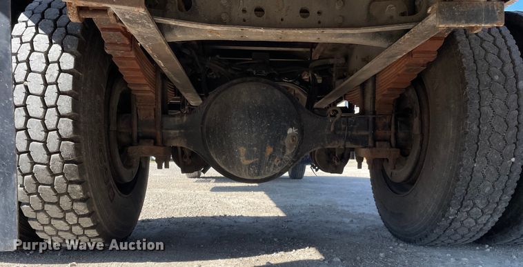 image for item OG9983 2003 International  4300 flatbed truck