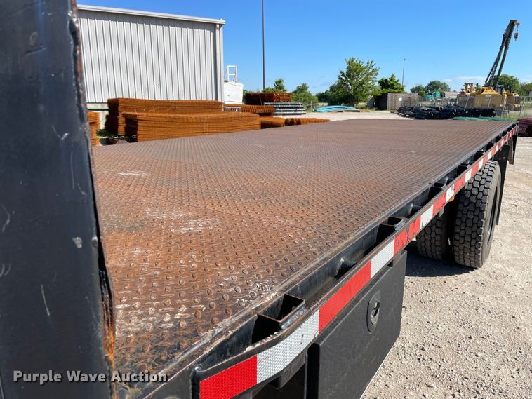 image for item OG9983 2003 International  4300 flatbed truck