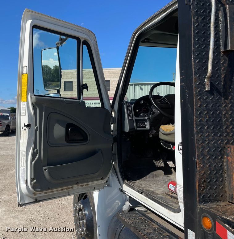 image for item OG9983 2003 International  4300 flatbed truck