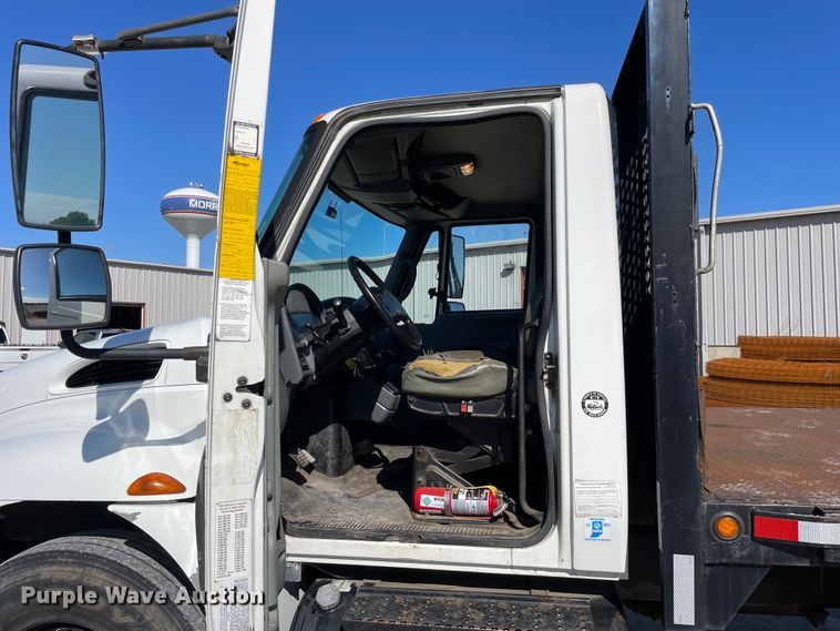 image for item OG9983 2003 International  4300 flatbed truck