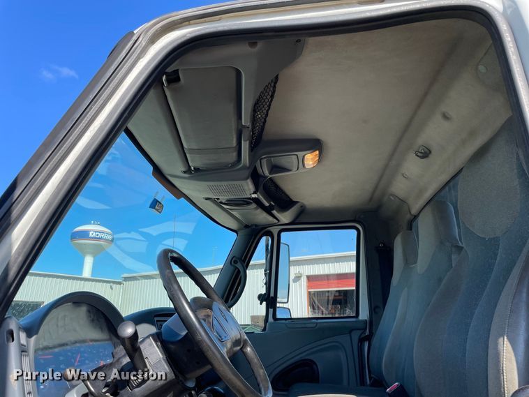 image for item OG9983 2003 International  4300 flatbed truck