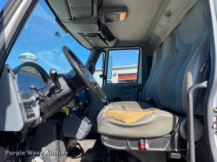 image for item OG9983 2003 International  4300 flatbed truck