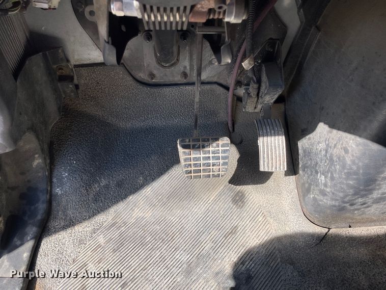 image for item OG9983 2003 International  4300 flatbed truck