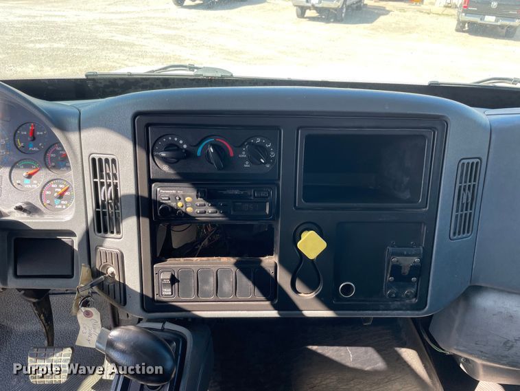 image for item OG9983 2003 International  4300 flatbed truck