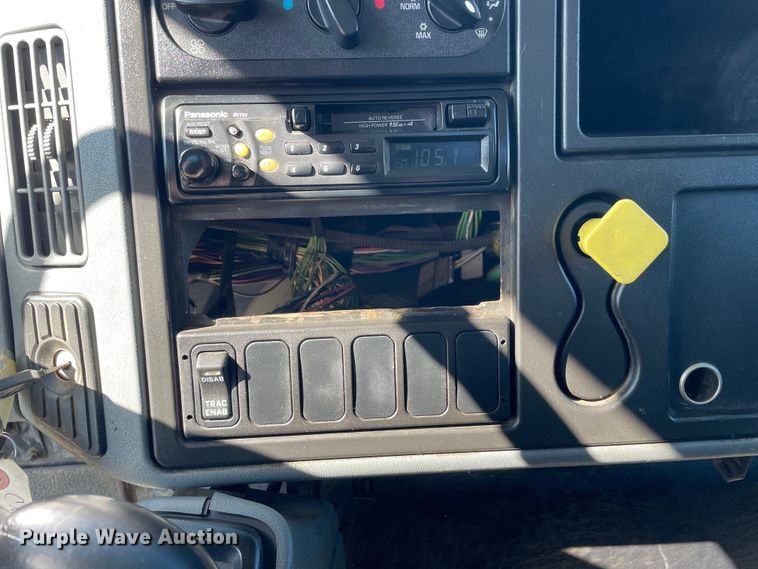 image for item OG9983 2003 International  4300 flatbed truck