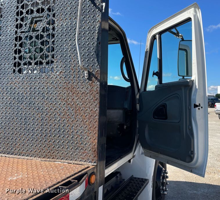 image for item OG9983 2003 International  4300 flatbed truck