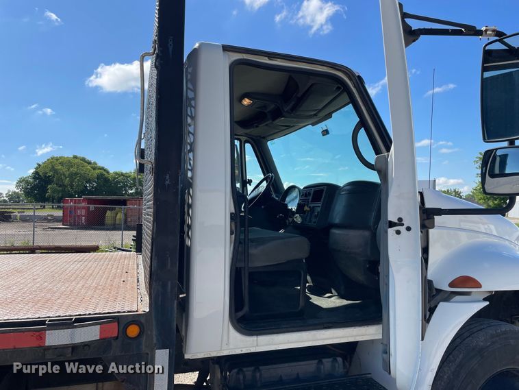 image for item OG9983 2003 International  4300 flatbed truck