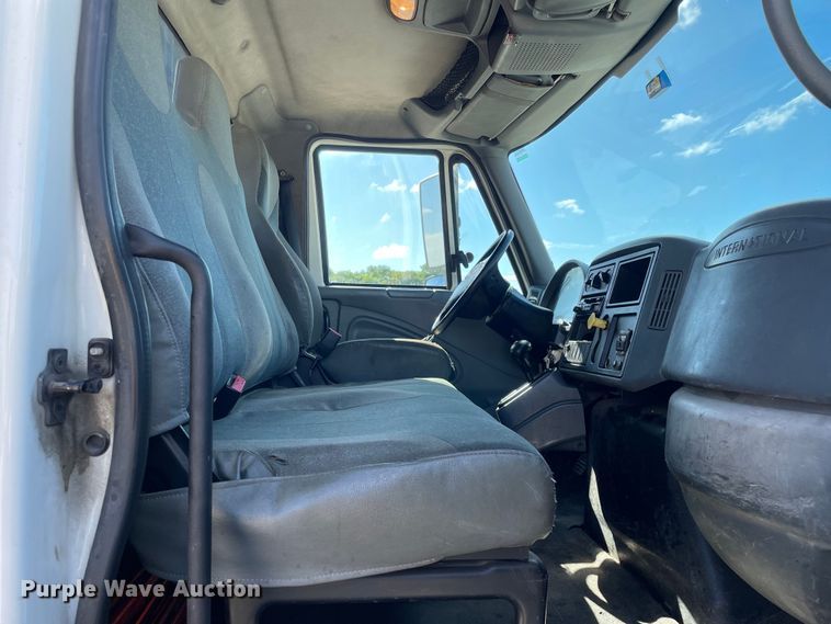 image for item OG9983 2003 International  4300 flatbed truck