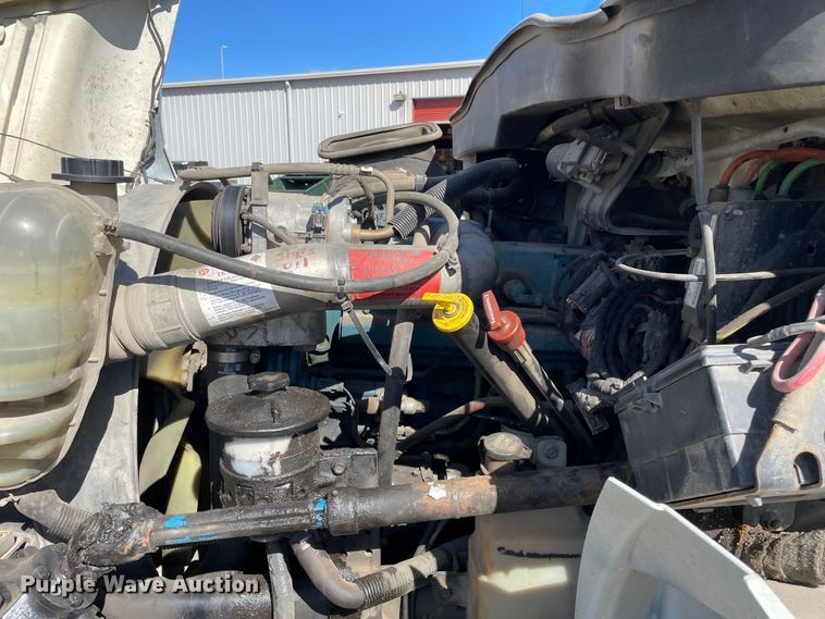 image for item OG9983 2003 International  4300 flatbed truck