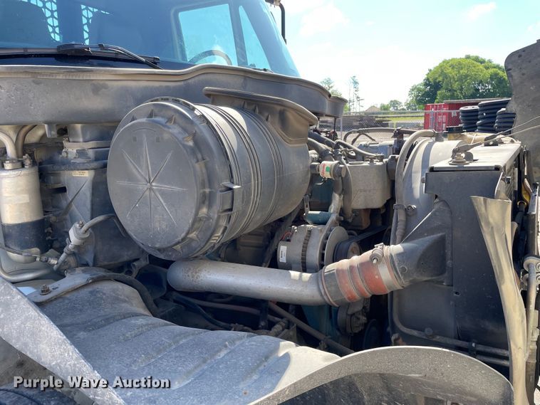 image for item OG9983 2003 International  4300 flatbed truck