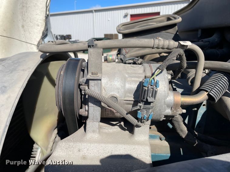 image for item OG9983 2003 International  4300 flatbed truck