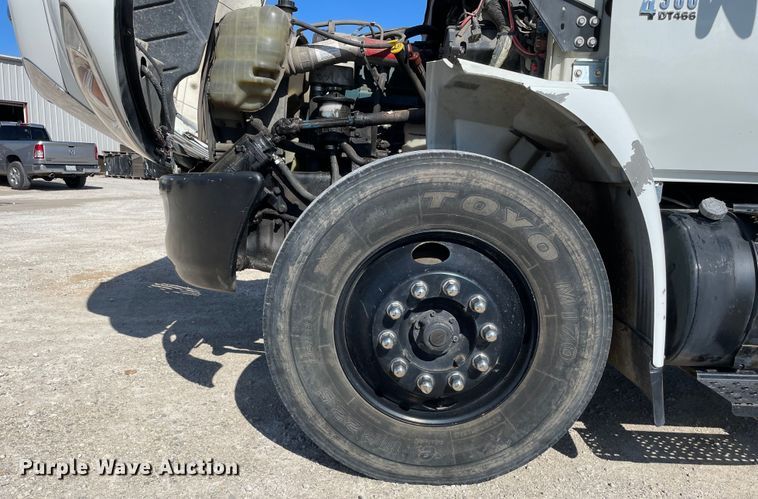 image for item OG9983 2003 International  4300 flatbed truck