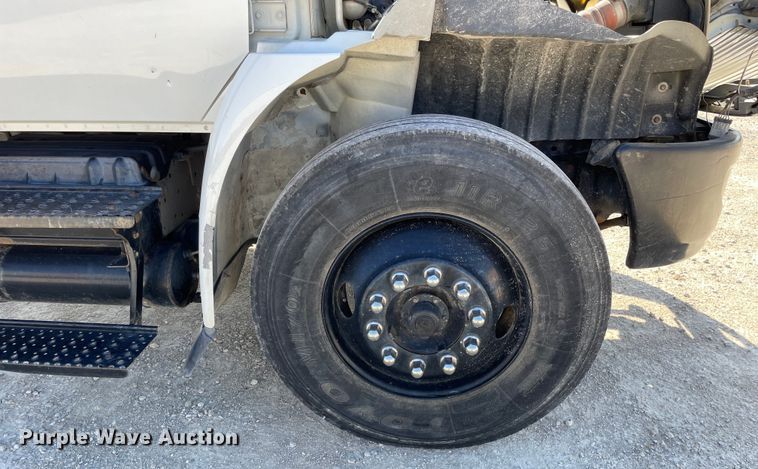 image for item OG9983 2003 International  4300 flatbed truck