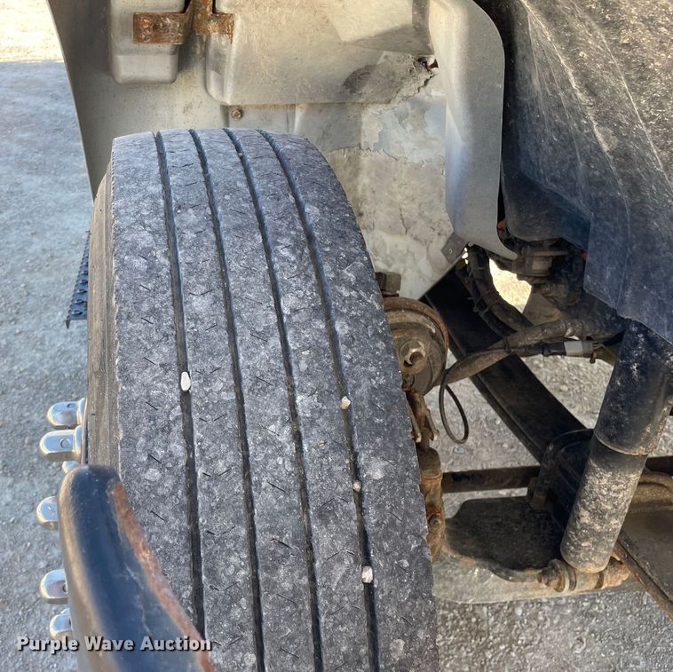 image for item OG9983 2003 International  4300 flatbed truck