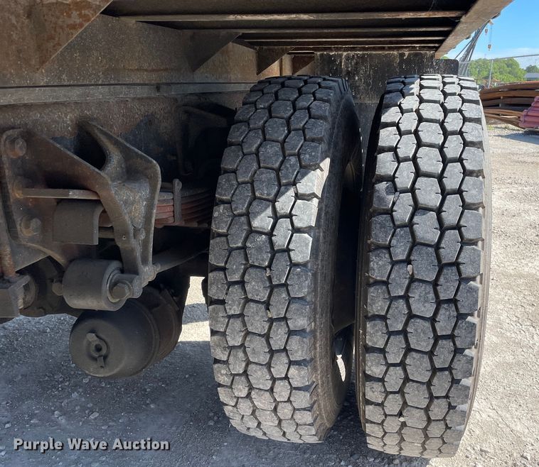 image for item OG9983 2003 International  4300 flatbed truck