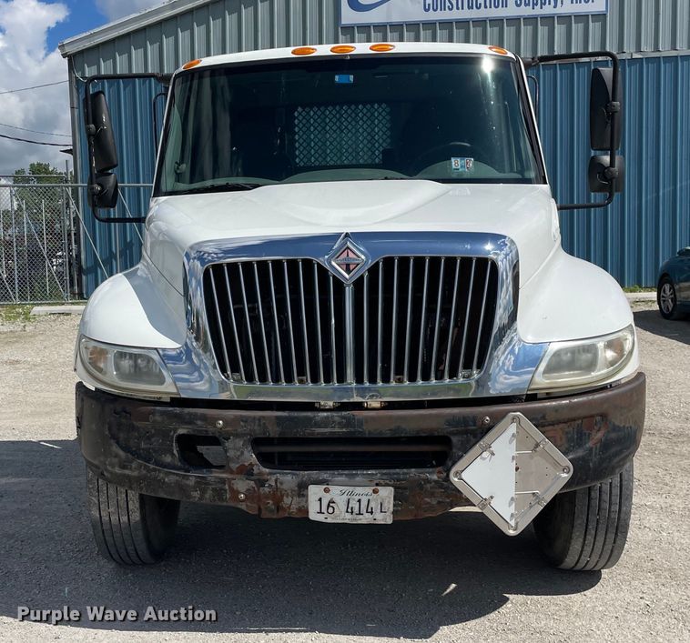 image for item OG9984 2006 International  4400 flatbed truck