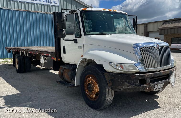image for item OG9984 2006 International  4400 flatbed truck